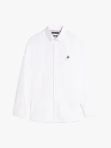 Camisa blanca de manga larga en tejido Oxford, de corte regular, con cuello abotonado y cierre frontal de botones. Cuenta con un pequeño logo bordado en el pecho.