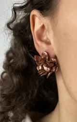 Par de caravanas con forma de flor, hechas a mano en porcelana.