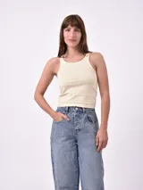 Musculosa blanca con rayas horizontales finas color amarillo pálido.