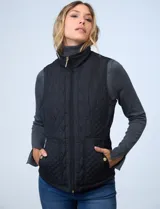 Chaleco negro capitoneado con abertura central con cierre, bolsillos delanteros con botones y forro de abrigo.