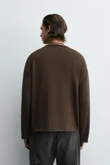 Jersey de hombre, color vino tinto, de calce regular fit, tejido en punto con algodón, cuello redondo y manga larga. Presenta acabados en rib con vuelta en cuello, puños y ruedo.