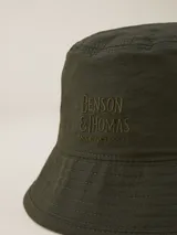Gorro tipo bucket color celeste con logo bordado "Benson & Thomas Modern Classics" en el frente.