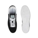 Championes Lacoste modelo Baseshot, de diseño urbano y perfil bajo. Confeccionados en gamuza color azul marino, presentan cordones blancos, suela de goma blanca y el logo del cocodrilo bordado en el lateral con la inscripción EST. 1933.
