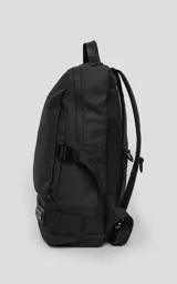 Mochila urbana de diseño minimalista en color negro, confeccionada en material tracker waterproof. Cuenta con compartimento principal amplio, espacio para notebook, bolsillo frontal de acceso rápido y cierres termosellados. Incluye espalda y correas acolchadas regulables.