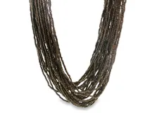 Collar de múltiples hilos de cuentas oscuras y metálicas con diseño en cascada.