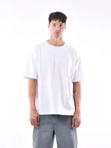 Remera blanca de manga corta con cuello redondo y calce oversize.