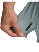 Remera deportiva de manga corta Under Armour, confeccionada en tejido técnico elástico de secado rápido con tecnología infrarroja UA RUSH. Presenta cuello redondo, ajuste ergonómico y bajo con aberturas laterales.