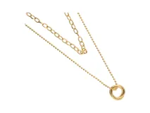 Collar doble de acero dorado con dije de dos círculos entrelazados.