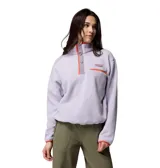 Buzo de polar tipo sherpa color lila, con cuello alto y cierre frontal parcial con botones a presión. Presenta detalles en color naranja en los bordes, puños y bolsillo frontal con cierre en el pecho. Incluye logo de la marca bordado.