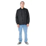 Campera tipo sobrecamisa acolchada de Rip Curl, color negro, con cierre frontal de botones a presión, cuello camisero de pana y bolsillo en el pecho con etiqueta de la marca.
