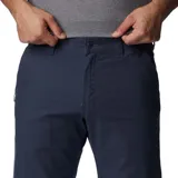 Pantalón de corte recto en color azul marino, con diseño funcional que incluye bolsillos laterales, bolsillos de seguridad con cierre y bolsillo específico para herramientas. Confeccionado con tecnología de protección solar UPF 50.