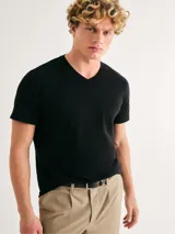 Camiseta de manga corta color rojo con cuello en V.