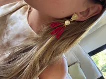 Aros colgantes con forma de flor, de color rojo y dorado.