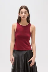 Musculosa de corte al cuerpo con cuello redondo y diseño sin mangas, confeccionada en tejido liso.