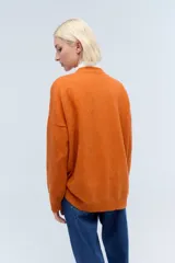 Sweater marrón de tejido de punto realizado en lambswool, con cuello redondo y calce holgado.