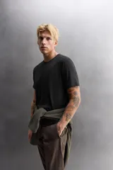 Camiseta de entrenamiento de ajuste regular, color verde oliva, confeccionada en tejido técnico ligero y elástico con estructura. Presenta cuello redondo, manga corta y costuras planas.