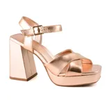 Sandalias de plataforma color blanco con tiras cruzadas y hebilla en el tobillo. Taco alto cuadrado.