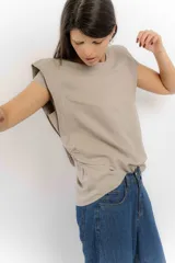 Remera color beige con mangas con volumen.