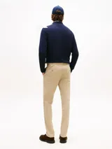 Pantalón chino de sarga para hombre, con diseño de pierna recta, bolsillos diagonales y traseros, y cierre de cremallera con botón.