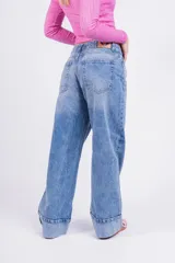 Pantalón de jean celeste de corte ancho con dobladillo en el ruedo.