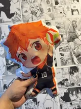 Peluche sublimado del personaje Hinata Shoyo del anime Haikyuu, con su uniforme de voleibol y una pelota. 