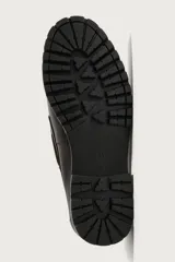Zapato tipo náutico de piel marrón con acabado abatanado, pas Cordones del mismo tono, ojetes metálicos, plantilla de piel y suela track de goma.