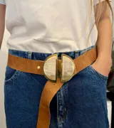 Cinto de cuero color marrón con hebilla de bronce y apliques de guampa en forma de semicírculos.