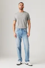 Jean de corte regular con tiro medio, confeccionado en denim de algodón con un toque de elastano para mayor comodidad. Presenta un lavado celeste clásico, cierre de botones y remaches metálicos.