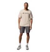 Remera de algodón de alto gramaje color beige, de corte clásico y manga corta, con cuello redondo acanalado y estampa frontal con el logo de Columbia Sportswear Company en tonos oscuros.