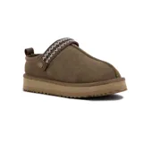 Zapato tipo pantufla de gamuza color kaki, con diseño de plataforma plana y tira ajustable sobre el empeine con detalle de bordado étnico.