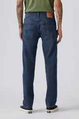 Jean de corte regular taper, con tiro medio y diseño clásico de cinco bolsillos. Confeccionado en denim con tecnología stretch para mayor comodidad.