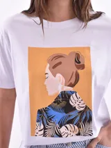 Remera blanca con estampado frontal rectangular de frutas cítricas, corte clásico y mangas cortas.
