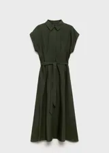 Vestido midi de corte evasé en color verde oliva, con cuello camisero, cierre frontal de botones y mangas cortas con dobladillo. Incluye un cinturón de la misma tela para ajustar a la cintura y detalle de pinzas delanteras.
