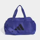 Bolso deportivo Adidas color azul con el logotipo de la marca en negro en la parte frontal. Cuenta con compartimento principal con cierre de cremallera, bolsillos laterales de red y correa de hombro ajustable.