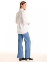 Camisa blanca de la marca Liv Los Ángeles, con cuello con solapa y cierre frontal de botones. Presenta mangas largas con detalles calados y puños anchos con botones.