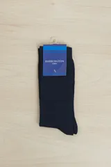 Medias de vestir largas color azul marino, con tejido acanalado y etiqueta de cartón con el logo Harrington Label.