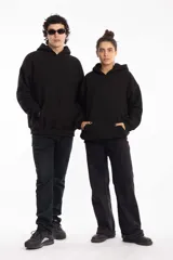 Canguro negro con capucha, de corte holgado y diseño minimalista. Presenta un estampado gráfico lineal en color blanco en la parte posterior que forma la palabra 'all'.