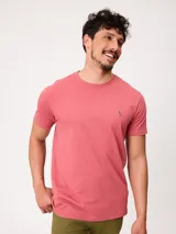 Remera salmón de manga corta, cuello redondo y calce clásico, con pequeño logo bordado en el pecho.