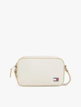 Cartera cruzada rectangular de color blanco roto, con ribetes y detalles en color beige claro. Presenta un parche rectangular con la insignia de Tommy Jeans en la parte frontal inferior derecha.