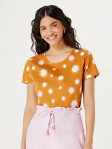 Camiseta de corte slim color naranja oscuro con estampado de soles blancos y amarillos, de cuello redondo y manga corta.