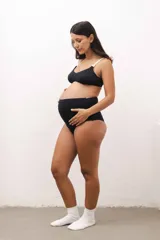 Bombacha maternal de tiro alto confeccionada en algodón, diseñada para brindar sujeción y comodidad durante el embarazo y el postparto. Presenta un diseño de doble tejido en la parte delantera y trasera, con una faja frontal suave que se adapta al crecimiento de la panza.
