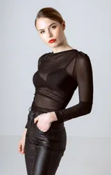 Top negro de tul con mangas largas.