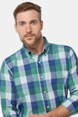 Camisa de manga larga con diseño de cuadros en tonos de verde, azul y blanco, con cuello abotonado y cierre frontal de botones.