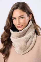 Cuello reversible de polar y sherpa color negro, con pequeño aplique de cuero sintético con logo grabado.