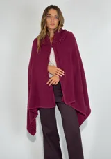 Ruana color bordó de lambswool, con cuello y bordes bordados a mano.