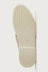 Mocasines casuales para hombre, fabricados en piel con acabado en serraje color marrón, de corte liso con detalle de bordón y suela blanca a contraste.