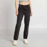 Pantalón de jean gris oscuro, de corte recto y tiro alto.