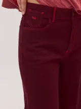 Pantalon de corte ancho y holgado, confeccionado en mezcla de algodón, viscosa y lino. Presenta costuras decorativas, pinzas debajo de la rodilla, bordado de monograma en el bolsillo delantero y pespuntes a contratono.