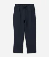 Pantalón de corte recto confeccionado en tejido de algodón y poliéster, con cintura elástica, cordón de ajuste y bolsillos laterales.