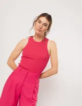 Pantalón de lino color naranja, de tiro alto y corte wide leg.